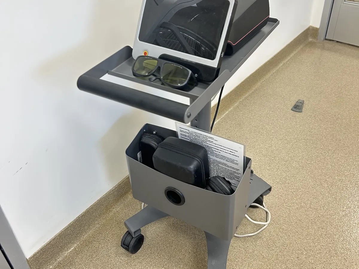 Therapeutic laser unit on a rolling cart with protective eyewear